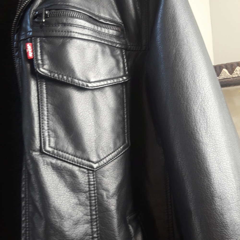 Levi's coat - Picture 3 of 3
